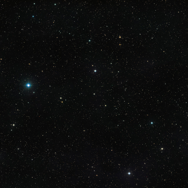 Il cielo attorno alla stella doppia V471 Tauri, visibile con bassa luminosità al centro dell'immagine (Immagine ESO/Digitized Sky Survey 2)