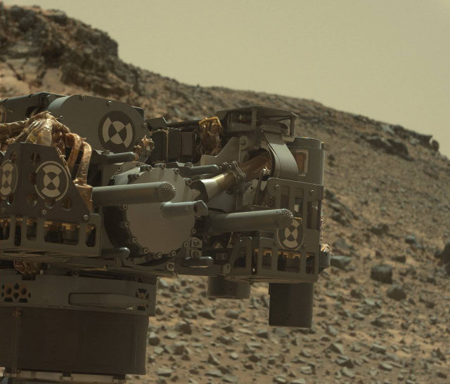 Fotografia scattata dalla Mast Camera (Mastcam) del Mars Rover Curiosity durante le operazioni di trivellazione di Telegraph Peak (Foto NASA/JPL-Caltech/MSSS)