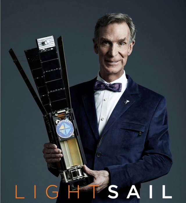 Bill Nye con in mano la LightSail™ aperta (Foto cortesia The Planetary Society. Tutti i diritti riservati)