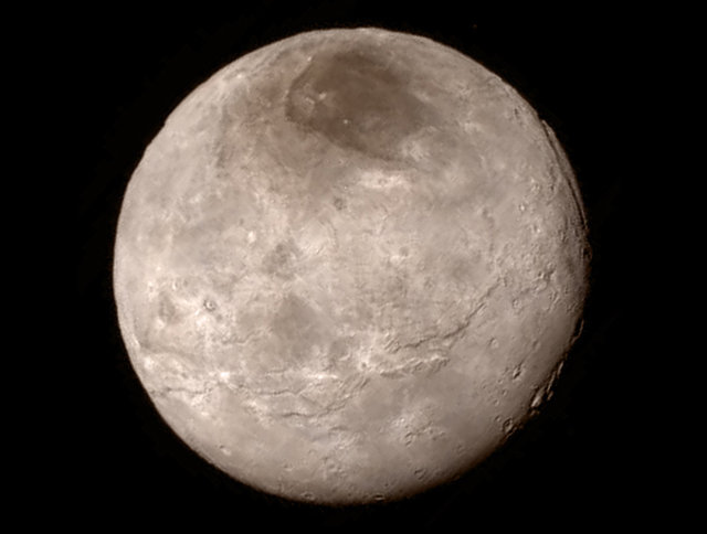 Foto di Caronte scattata il 13 luglio 2015 dalla sonda spaziale New Horizons (Foto NASA-JHUAPL-SwRI)