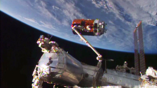 La navicella spaziale HTV-5 Kounotori catturata dal braccio robotico della Stazione Spaziale Internazionale (Immagine NASA TV)