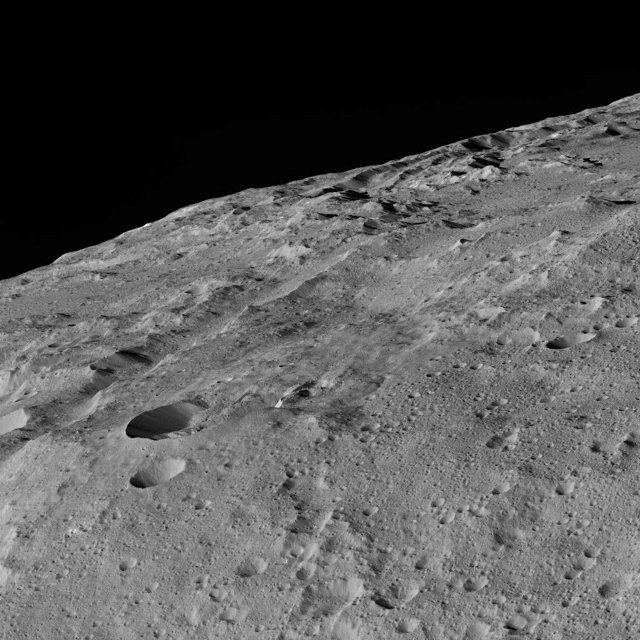 Fotografia dell'area chiamata Gerber Catena con i suoi crateri, depressioni e fratture (Immagine NASA/JPL-Caltech/UCLA/MPS/DLR/IDA)