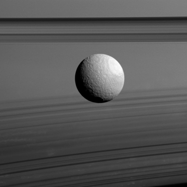 La luna di Saturno Teti con gli anelli del pianeta sullo sfondo (Immagine NASA/JPL-Caltech/Space Science Institute)