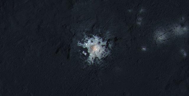 Dettagli della grande macchia bianca nel cratere Occator (Immagine NASA/JPL-Caltech/UCLA/MPS/DLR/IDA/PSI/LPI)
