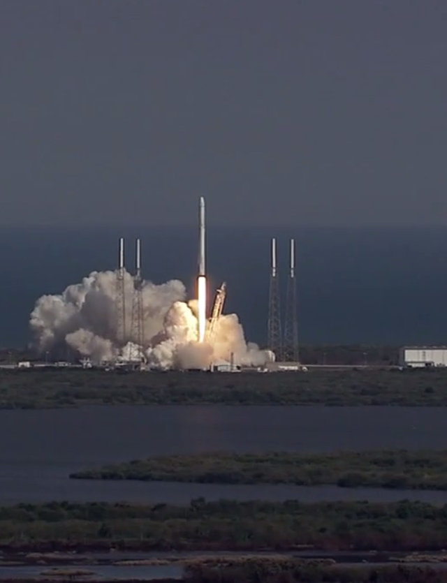 La navicelal spaziale Dragon di SpaceX al decollo su un razzo Falcon 9 nella missione CRS-8 (Immagine NASA TV)