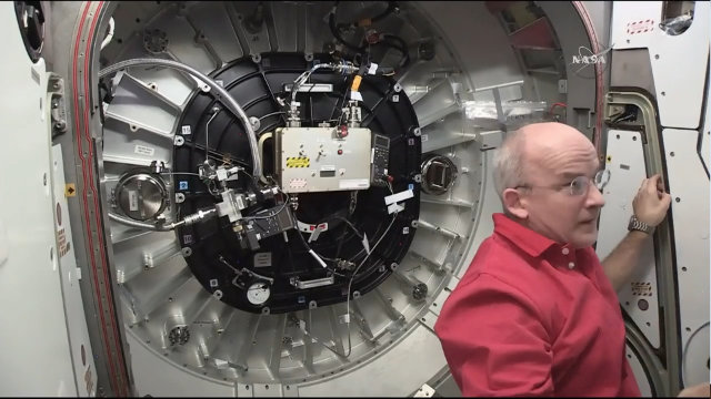 L'astronauta Jeff Williams vicino all'apparecchiatura per gonfiare il modulo BEAM (Immagine NASA TV)