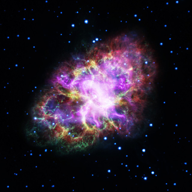 Immagine composita della Nebulosa del Granchio (Immagine NASA, ESA, G. Dubner (IAFE, CONICET-University of Buenos Aires) et al.; A. Loll et al.; T. Temim et al.; F. Seward et al.; VLA/NRAO/AUI/NSF; Chandra/CXC; Spitzer/JPL-Caltech; XMM-Newton/ESA; and Hubble/STScI)