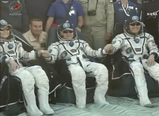 Peggy Whitson, Fyodor Yurchikhin e Jack Fischer dopo l'atterraggio (Immagine NASA TV)