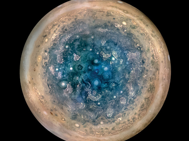 Il polo sud di Giove (Immagine NASA/JPL-Caltech/SwRI/MSSS/Betsy Asher Hall/Gervasio Robles)