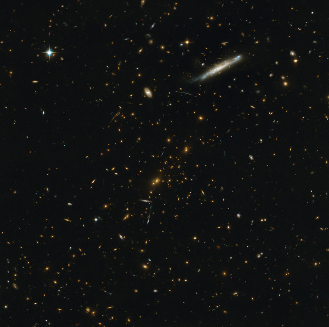L'ammasso galattico RCS2 J2327 (Immagine ESO & ESA/Hubble & NASA)
