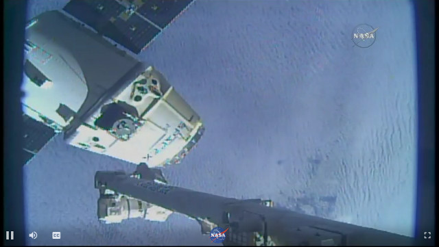 Il cargo spaziale Dragon lascia la Stazione Spaziale Internazionale (Immagine NASA TV)