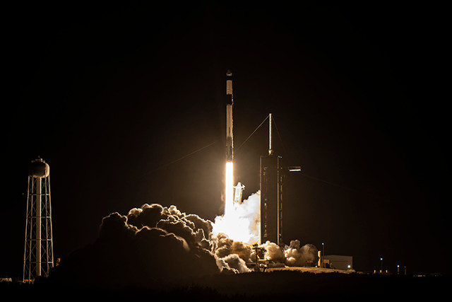Il cargo spaziale Dragon decolla su un razzo Falcon 9 per iniziare la missione CRS-27 (Foto cortesia SpaceX)