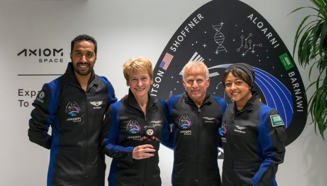 Ali AlQarni, Peggy Whitson, John Shoffner e Rayyanah Barnawi prima della partenza della missione Ax-2 (Foto cortesia Axiom Space)