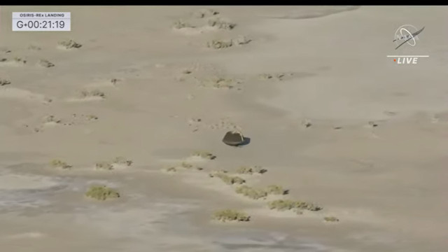La capsua con i campioni dell'asteroide Bennu (Immagine NASA TV)