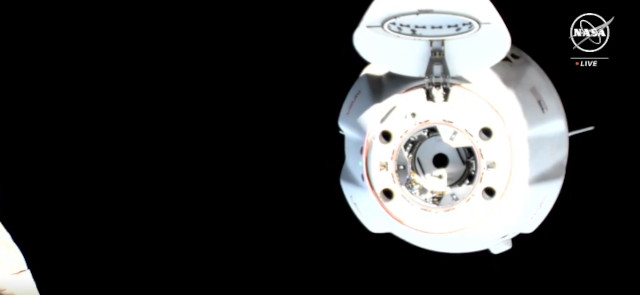 Il cargo spaziale Dragon lascia la Stazione Spaziale Internazionale per concludere la missione CRS-29 (Immagine NASA TV)