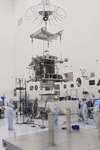 La sonda spaziale MAVEN durante la fase di test al Kennedy Space Center (Foto NASA/Jim Grossmann)