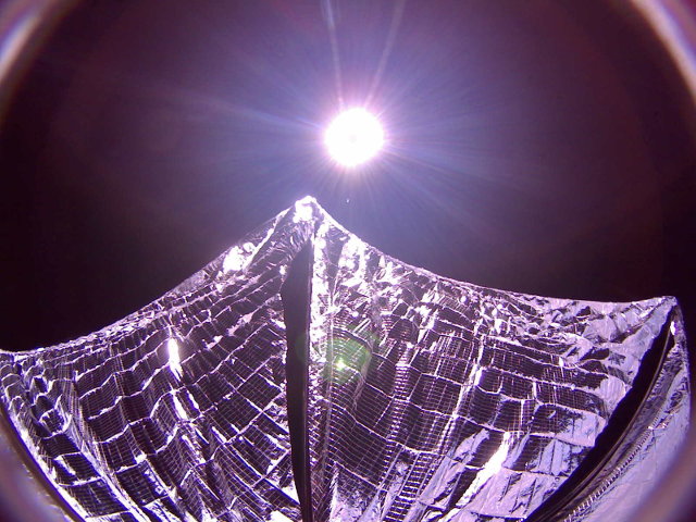 Foto scattata dalla macchina fotografica a bordo della LightSail che mostra parte della vela solare (Foto The Planetary Society)