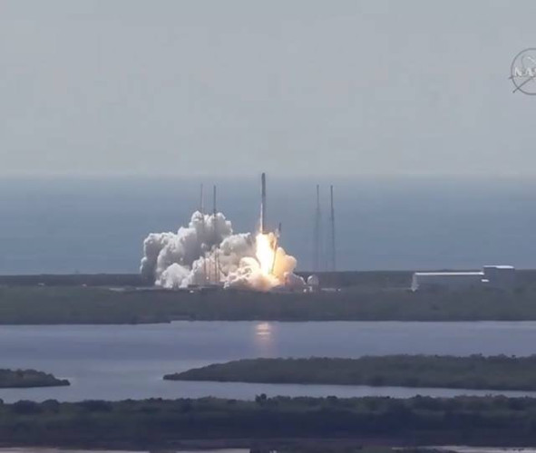 La navicella spaziale Dragon al decollo sul razzo vettore Falcon 9 all'inizio della missione CRS-7 (Immagine NASA)