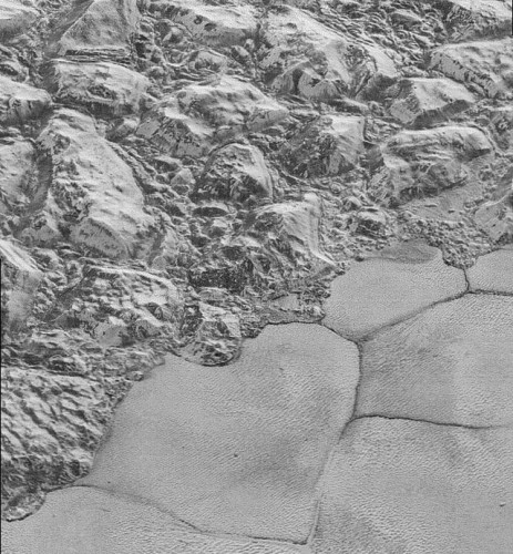 Una delle fotografie ad altissima risoluzione di Sputnik Planum su Plutone (Immagine NASA/JHUAPL/SwRI)