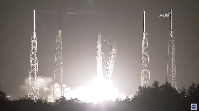 Il cargo spaziale Dragon di SpaceX inizia la sua missione CRS-9 decollando su un razzo Falcon 9 (Immagine NASA)