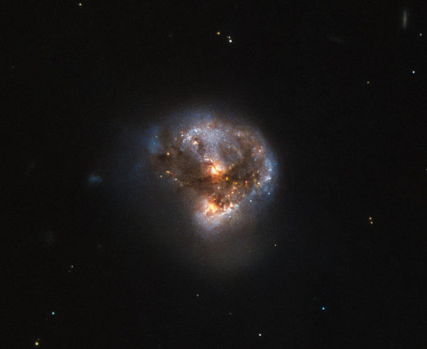 IRAS 16399-0937 (Immagine ESA/Hubble & NASA Acknowledgement: Judy Schmidt (geckzilla))