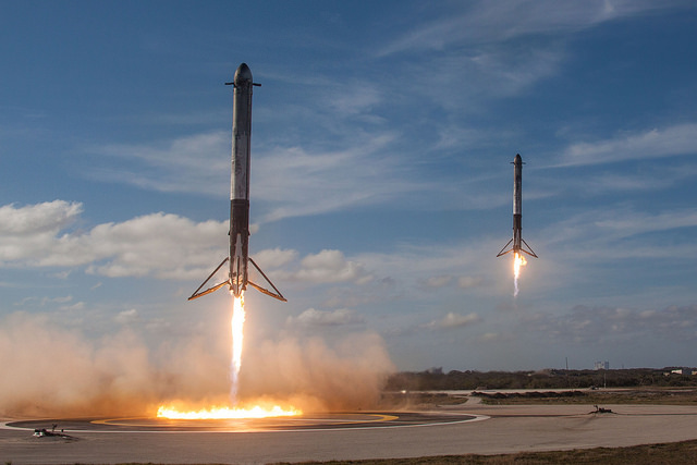 L'atterraggio dei booster laterali del razzo Falcon Heavy (Foto SpaceX)