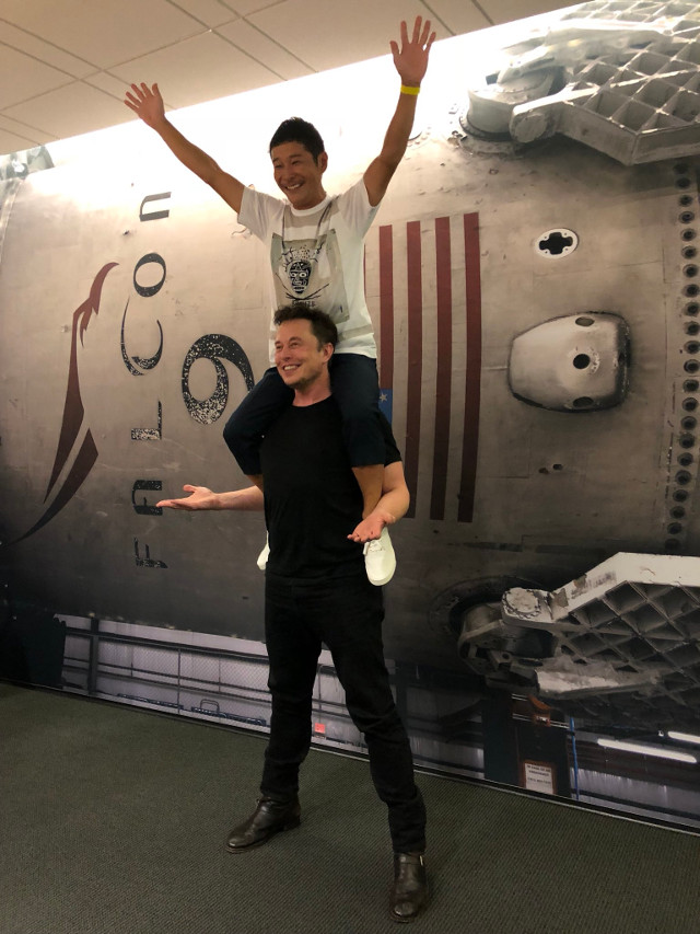 Yusaku Maezawa sulle spalle di Elon Musk (Immagine cortesia Elon Musk. Tutti i diritti riservati)