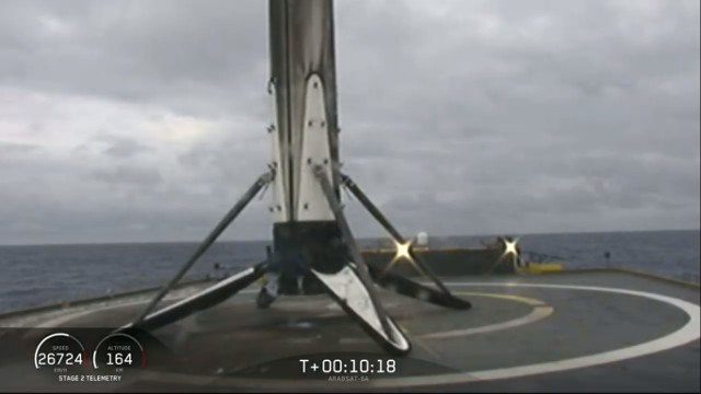 Il booster centrale del razzo Falcon Heavy dopo l'atterraggio (Immagine cortesia SpaceX)