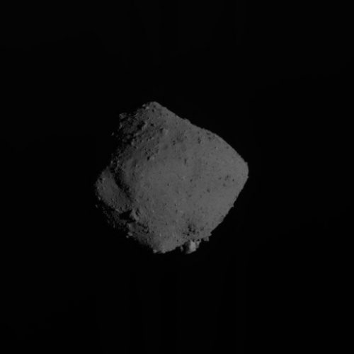 L'asteroide Ryugu (Foto cortesia JAXA, Chiba Institute of Technology, University of Tokyo, Kochi University, Rikkyo University, Nagoya University, Meiji University, University of Aizu, AIST)