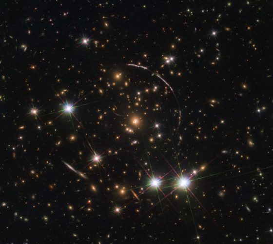 L'immagine di un'antichissima galassia moltiplicata da una lente gravitazionale