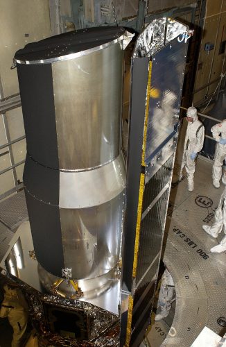 Il telescopio spaziale Spitzer durante la preparazione (Foto NASA)