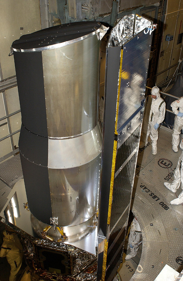 Il telescopio spaziale Spitzer durante la preparazione (Foto NASA)