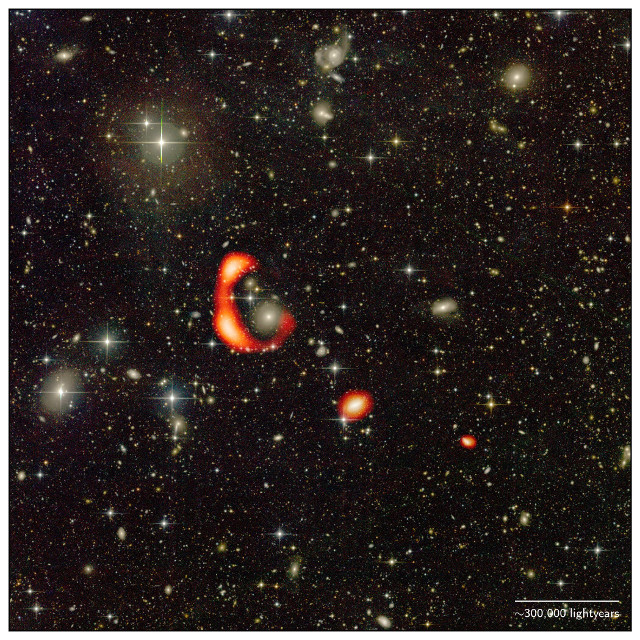 La galassia AGC 203001 è la più visibile grazie all'enorme anello rosso