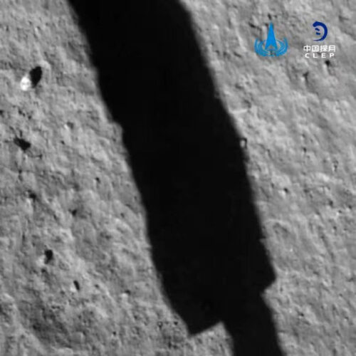 Il suolo lunare visto dal lander della missione Chang'e-5, compresa la sua ombra (Foto cortesia agenzia spaziale cinese / CLEP)