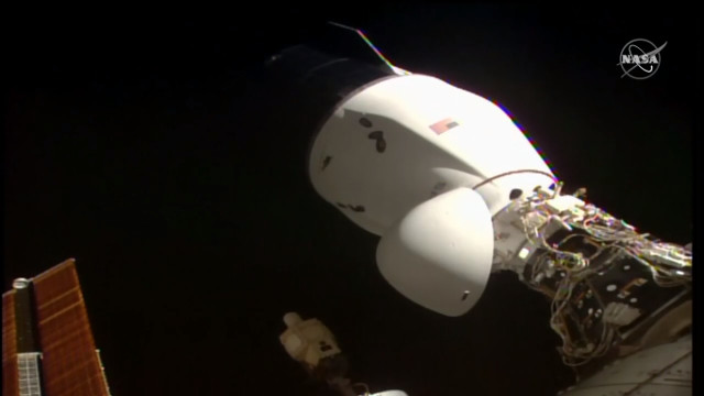 Il cargo spaziale Dragon 2 di SpaceX è appena attraccato alla Stazione Spaziale Internazionale (Immagine NASA TV)
