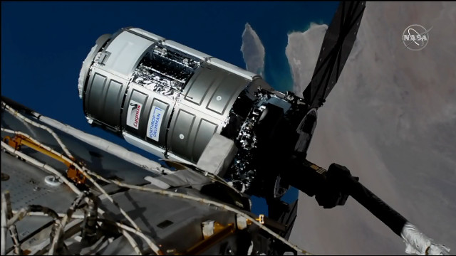 Il cargo spaziale Cygnus Katherine Johnson catturato dal braccio robotico Canadarm2 (Immagine NASA TV)