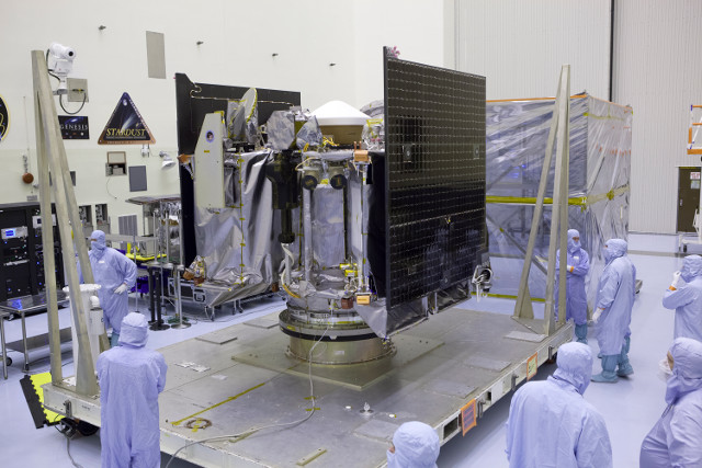 La sonda spaziale OSIRIS-REx durante i preparativi (Foto NASA/Dimitri Gerondidakis)