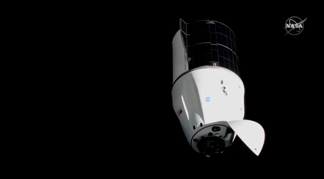 Il cargo spaziale Dragon si avvicina alla Stazione Spaziale Internazionale (Immagine NASA TV)