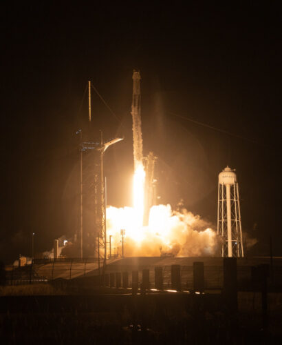 La navicella spaziale Crew Dragon Endurance decolla su un razzo Falcon 9 (Foto NASA/Joel Kowsky)