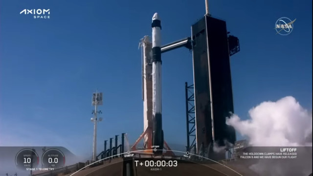 La navicella spaziale SpaceX Crew Dragon Endeavour inizia la missione Ax-1 decollando su un razzo Falcon 9 (Immagine NASA TV)
