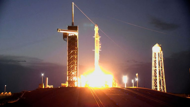 Il cargo spaziale Dragon 2 decolla su un razzo Falcon 9 per iniziare la missione CRS-25 (Foto NASA)