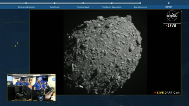 L'asteroide Dimorphos pochi secondi prima dell'impatto (Immagine NASA TV)