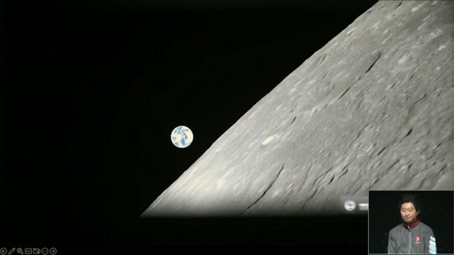 La superficie della Luna e la Terra sullo sfondo viste dal lander Hakuto-R poco prima del tentativo di allunaggio (Immagine cortesia ispace)