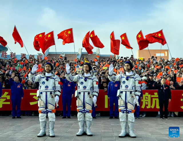 L'equipaggio della missione Shenzhou 18: Li Guangsu, Li Cong e Ye Guangfu (Foto cortesia Xinhua/Li Gang)