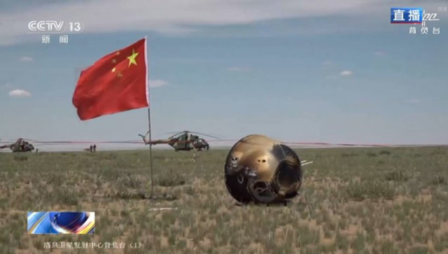 La capsula con i campioni della missione Chang-e 6 dopo l'atterraggio (Immagine cortesia CCTV)