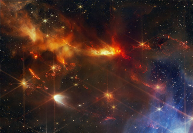 Una porzione della Nebulosa Serpente in cui è possibile vedere in rosso i getti protostellari allineati