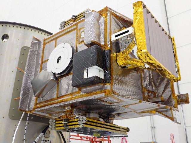 Il satellite Lunar Trailblazer della NASA durante la preparazione (Foto cortesia SpaceX)