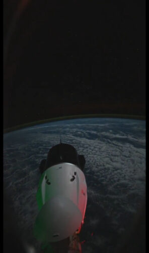 La navicella spaziale Crew Dragon Endurance al momento dell'attracco al modulo Harmony visto dall'interno della Stazione Spaziale Internazionale