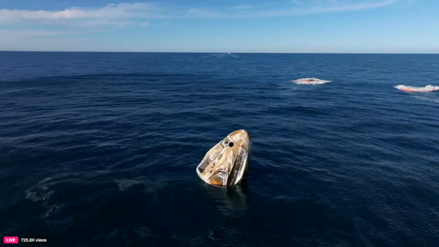 La navicella spaziale Crew Dragon Freedom subito dopo l'ammaraggio (Immagine cortesia SpaceX)
