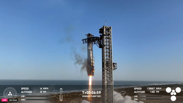 Super Heavy 15 catturato da Mechazilla (Immagine cortesia SpaceX)